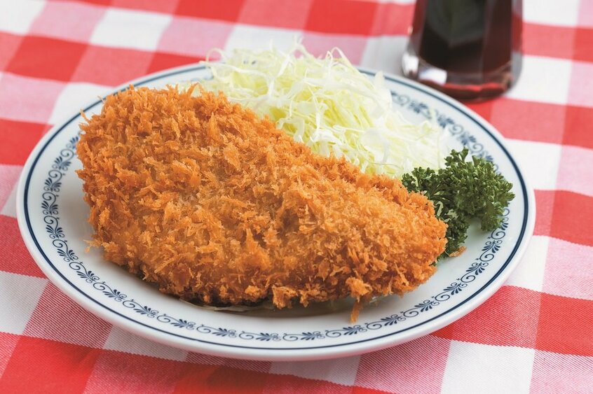 煉瓦亭/煉瓦亭の「元祖ポークカツレツ」2800円。揚げ物に千切りキャベツを添えるスタイルも煉瓦亭が元祖と言われている(撮影/柏木ゆり)