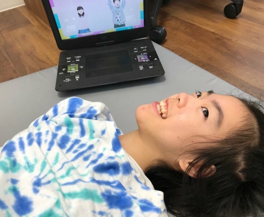 写真はDVDで大好きな「パンダうさぎコアラ」を見ているところです。身障手帳より療育手帳を取得するときの方がずっと葛藤があったことを思い出しましたが、今となっては笑い話であり、本当に強くなったなぁとしみじみ思います。言葉は話せませんが、この笑顔だけで十分なのです(写真 江利川ちひろさん提供)