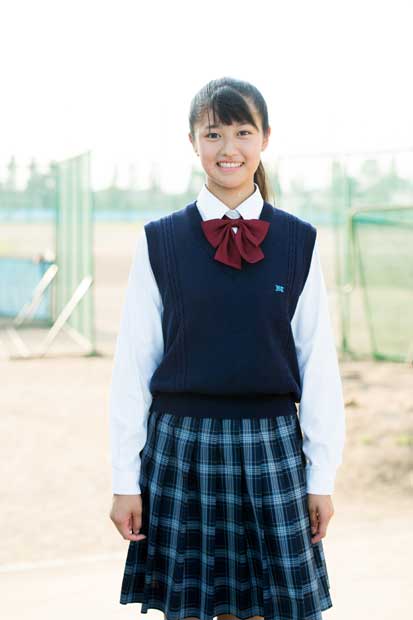 「甲子園２０１８」の表紙を飾る岡田真奈美さん。今夏もアルプススタンドから野球部を応援する。（撮影・小山幸佑）