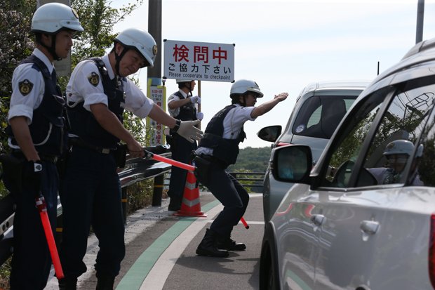 賢島近くの道路で行われた大規模な検問（c）朝日新聞社