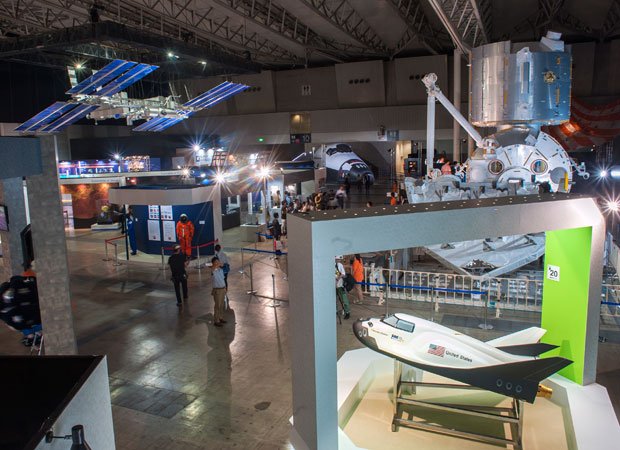 「宇宙博2014=NASA・JAXAの挑戦」幕張メッセ(千葉市)で9月23日まで開かれ、さまざまな宇宙体験ができる(撮影/横関一浩)