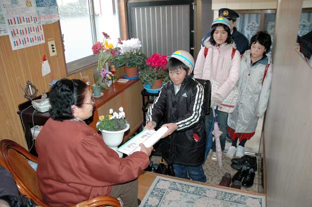 地域の「寄り道」交流で一人暮らしの老人を訪問する小学生　（ｃ）朝日新聞社