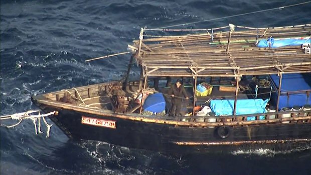 漂泊する木造船には、男性らしき人の姿が見えた（１１月２９日午前、北海道松前町沖）（写真：ＨＴＢ北海道テレビ提供）
