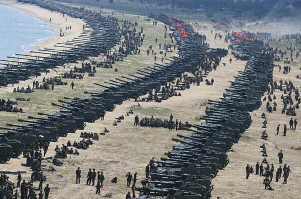 北朝鮮・元山の日本海沿岸にずらりと並んだ軍の火砲。トランプ大統領の「レッドライン」を越えないよう、考えた示威行動のように見える（写真：北朝鮮・労働新聞電子版）