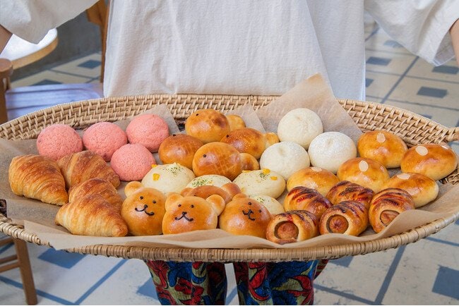 写真・図版（1枚目）| 夏休みは親子で自家製パン食べ放題ランチへ！キッズメニューにお子様専用パンが新登場！神戸メリケンパークのベーカリーカフェ「TOOTH TOOTH FISH IN THE FOREST」にて。