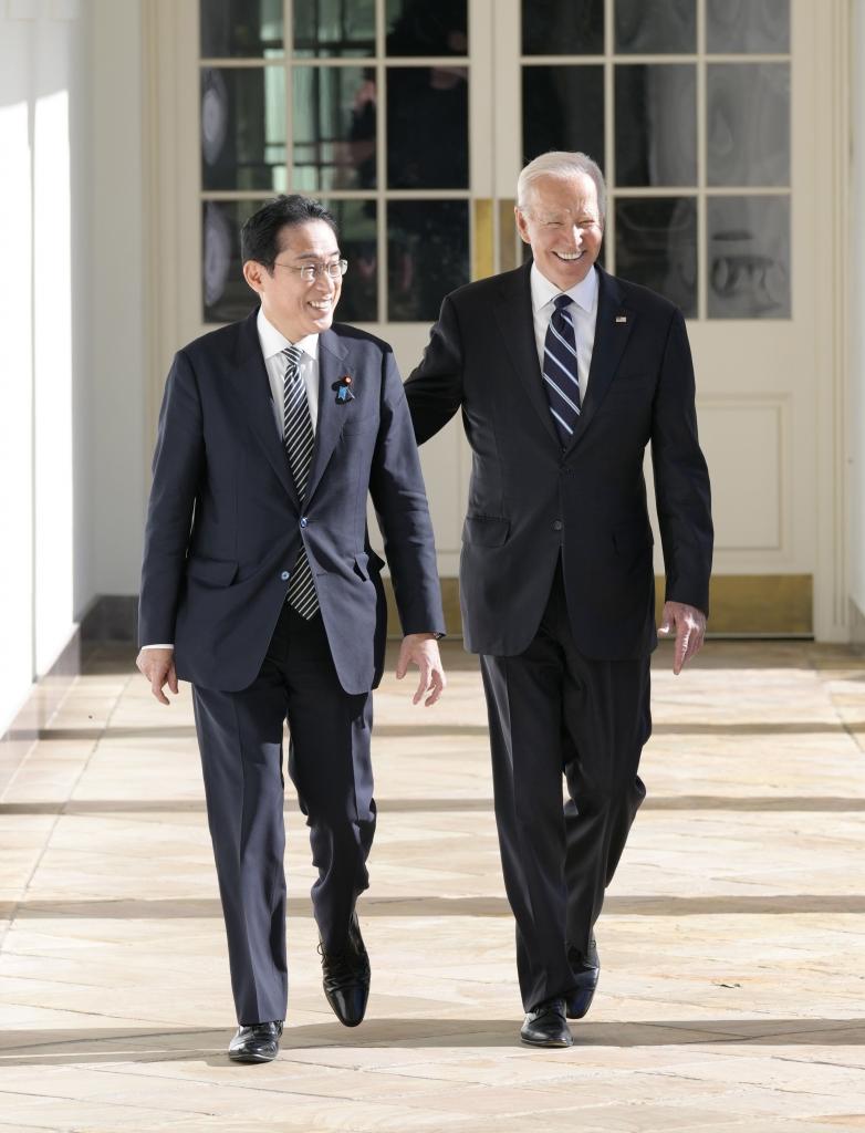 首脳会談へ向かうバイデン米大統領と岸田文雄首相＝２０２３年１月１３日午前、米ワシントンのホワイトハウス、代表撮影
