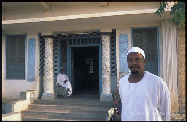 文中で紹介した宿のご主人、アハメドさん。彼は兄弟と家族を養うために、これまでの生涯で一歩も街を出ることなく、この宿を営み続けてきた。南ダルフール州ニャラ・スーダン 2002年／Nyala,Darfur,Sudan 2002