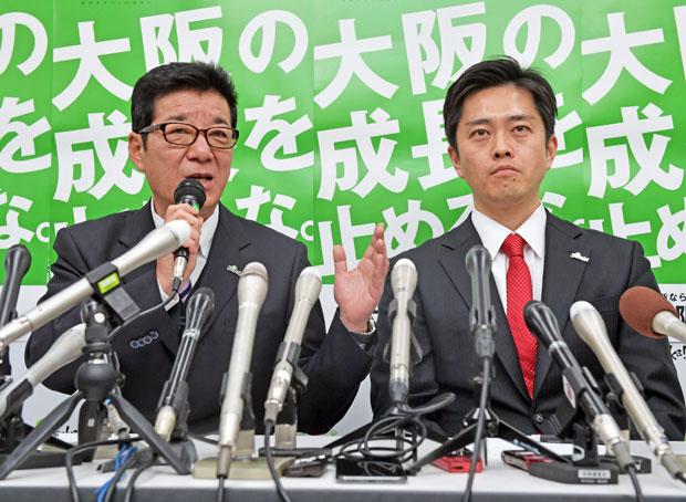 クロス選を表明した松井大阪府知事（左）と吉村大阪市長　（ｃ）朝日新聞社