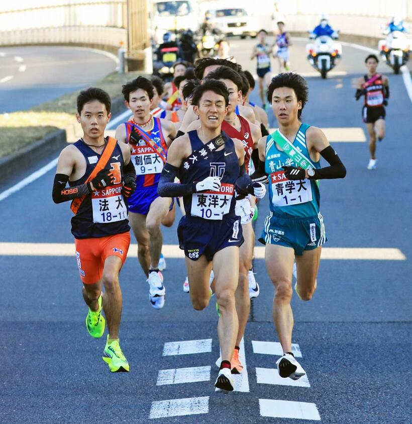 今年の箱根駅伝の1区の先頭争い(Ｃ)朝日新聞社