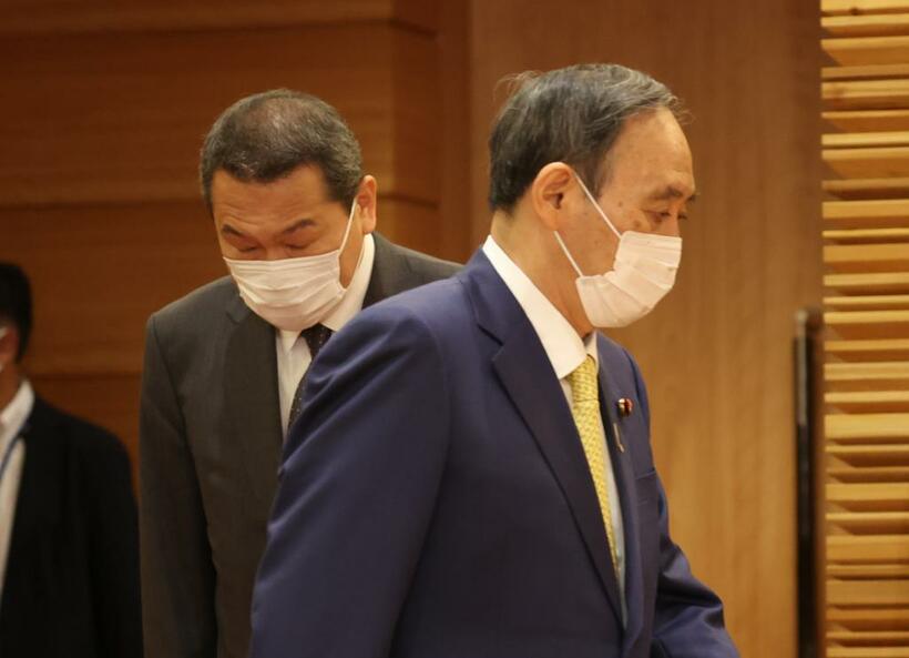 菅義偉首相と小此木八郎・前国家公安委員長（C)朝日新聞社