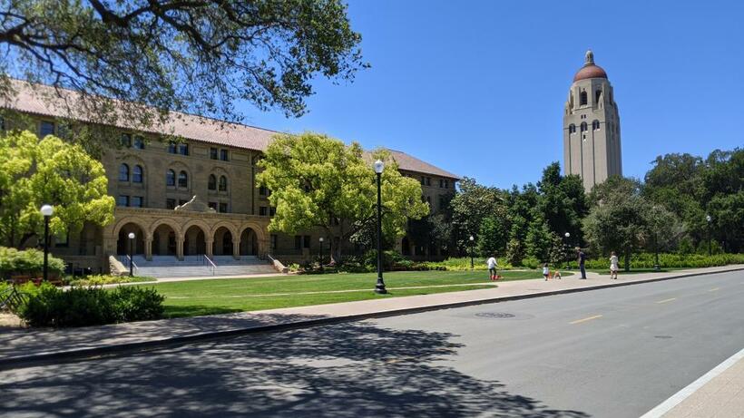 著者の職場があったアジア太平洋研究所が入っているEncina Hall。奥はHoover Tower