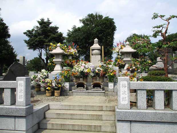 横浜・總持寺の石原裕次郎の墓