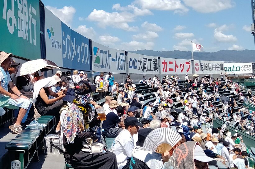 炎天下の甲子園外野席（撮影＝國府田英之）