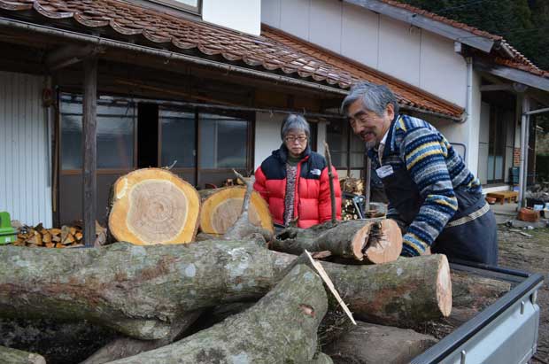 空き家バンクで見つけた自宅に住む夫婦（山口県阿武町）　（ｃ）朝日新聞社