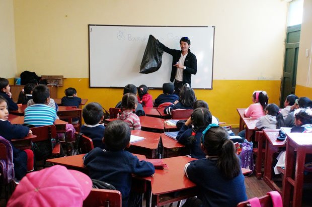 本間さんはウユニの小学校で環境教育の授業も行う（本間さん提供）