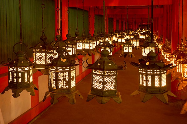 奈良・春日大社の回廊を彩る光の芸術