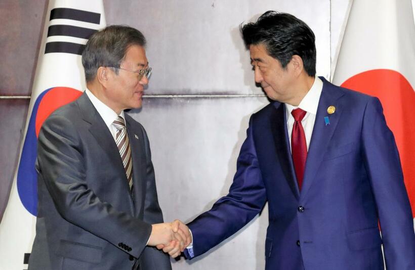 首脳会談冒頭、韓国の文在寅大統領（左）と安倍晋三首相は笑みを浮かべながら握手を交わした／２０１９年１２月２４日、中国・成都で　（ｃ）朝日新聞社