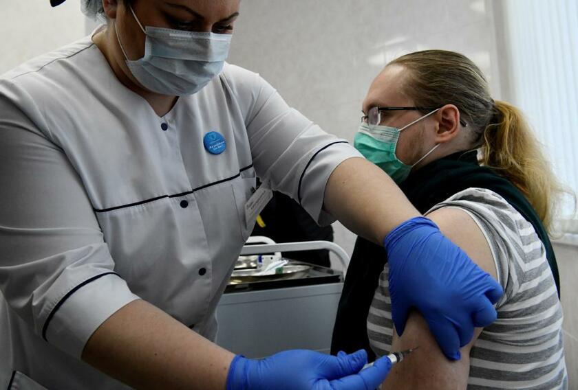 欧米でワクチン接種が始まっている。12月10日、モスクワで、ロシアの新型コロナウイルスワクチン「スプートニクV」の接種を受ける医療関係者　（ｃ）朝日新聞社