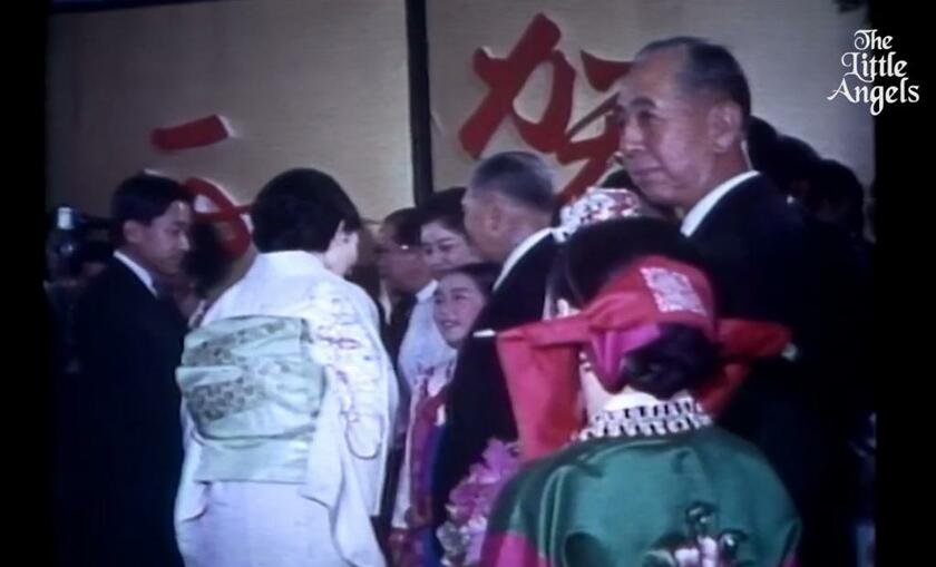 皇太子ご夫妻（左奥）を迎えた岸信介氏（右手前）。リトルエンジェルス芸術団の公式YouTubeチャンネルより