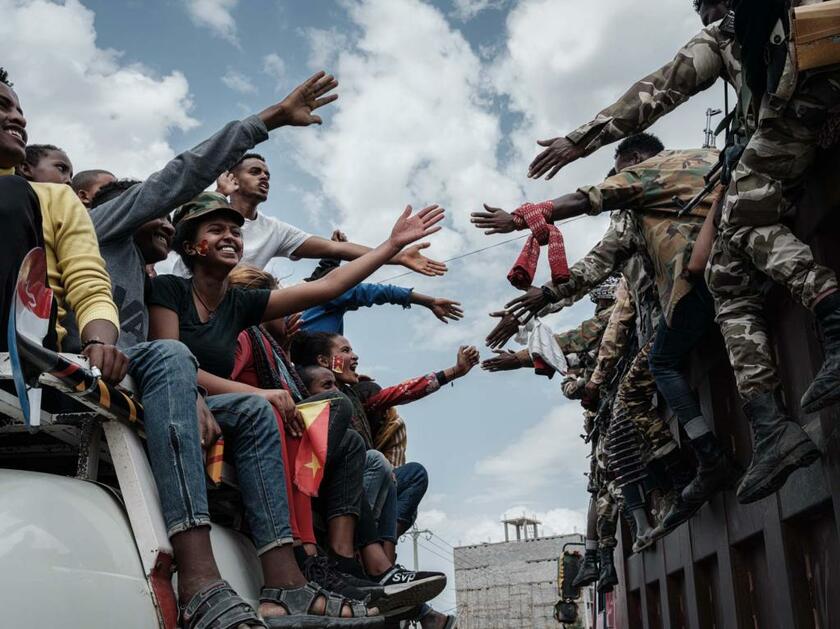 トラックの荷台に乗って帰還したTPLFの兵士たちとミニバスの上で帰還を祝う人たちがすれ違った（2021年6月29日、エチオピア・メケレ。撮影：千葉康由）