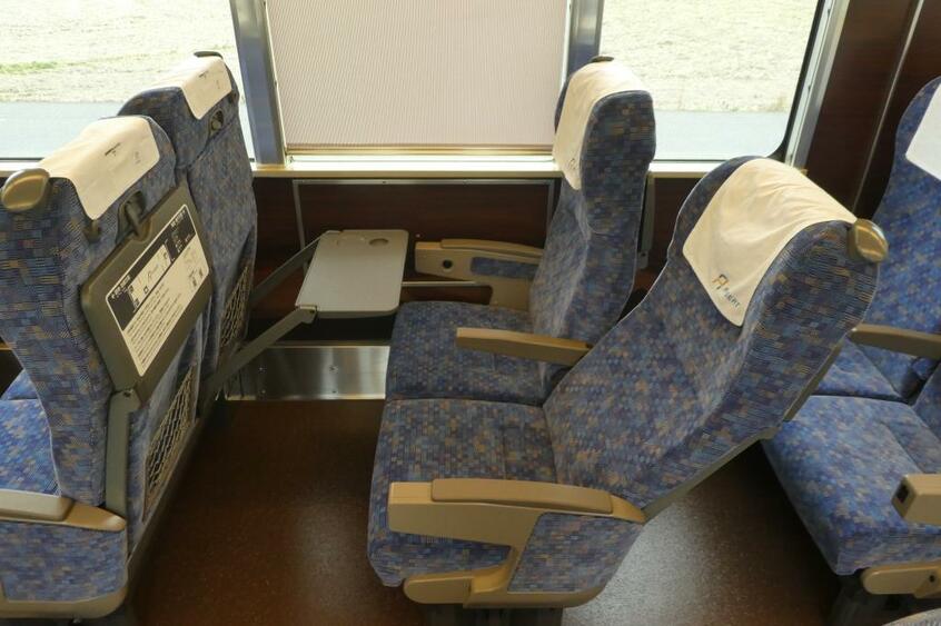「Aシート」の車内。特急のような回転リクライニングシートに変更され、座席の背面には格納テーブルがある(写真/岸田法眼)