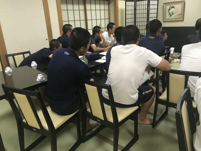 初戦の相手、前橋育英の試合の映像をチェックする国学院久我山の選手たち(撮影/田中将介)