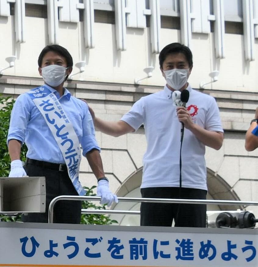 吉村大阪府知事ら維新の支援を受けて当選した斎藤元彦知事(左)