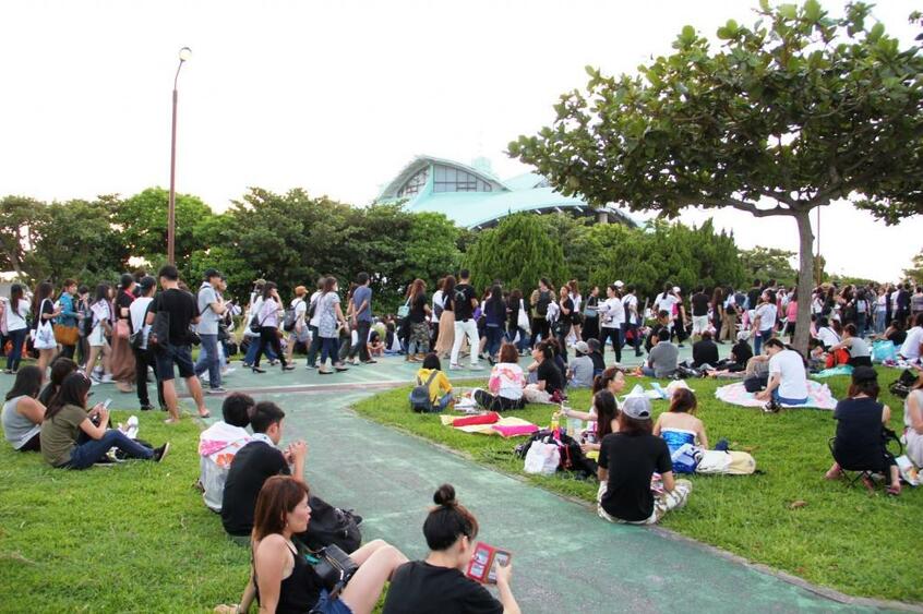 ライブ会場に入れなかった人で溢れる沖縄コンベンションセンター周辺(撮影・上田耕司)