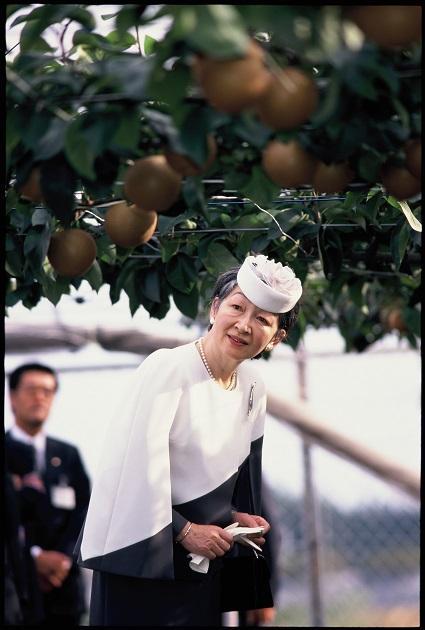 栃木県内の農業試験場で、新種のナシを視察（1995年10月）／「美智子さまのお帽子」(朝日新聞出版）より