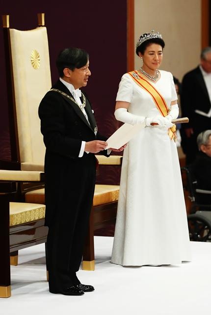 「即位後朝見の儀」で「おことば」を述べる天皇陛下/5月1日午前11時14分、皇居・宮殿「松の間」で (c)朝日新聞社