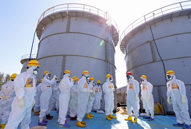 安倍晋三首相らが９月１９日、福島第一原発で汚染水が漏れ出したタンクを視察　（c）朝日新聞社　＠＠写禁