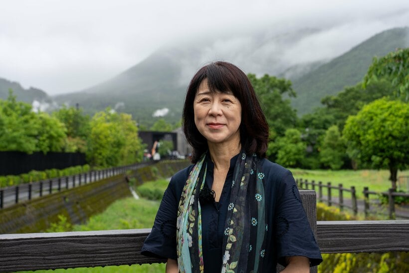 由布院の「まち」を、夕方に歩くのが好き。宿だけにいると、「まち」の空気が分からなくなる。　会う人たちとの会話でそれを確かめている　（写真/山中蔵人）