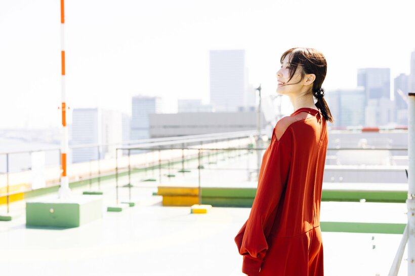 何事も考えすぎてしまう自分が嫌だったという有村さん。「でも、それがあるから人の気持ちに少しでも寄り添える今の自分になれたんじゃないかなと思うようになりました」／撮影・上田泰世（写真映像部）
