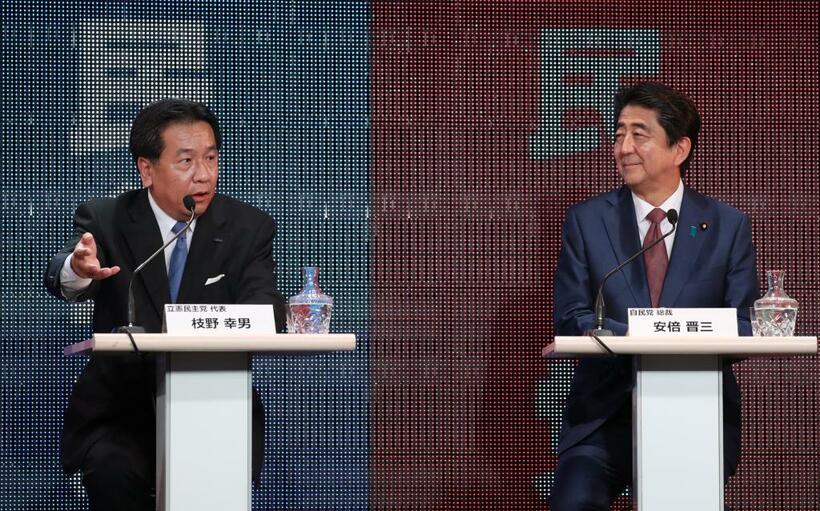 参院選に向けた討論番組で、改憲について安倍晋三首相と討論する枝野氏。今後の国会で大きな論点になる可能性もある／６月３０日、東京都港区　（ｃ）朝日新聞社