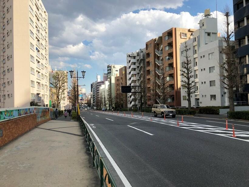 現在の青梅街道・天沼陸橋。マンションが立ち並ぶ（撮影／井上和典・AERAdot編集部）