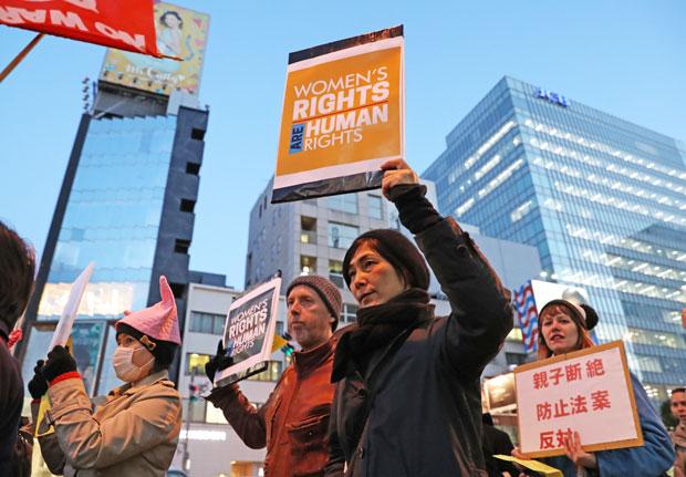 国際女性デーの際に東京で行われたデモ。女性の待遇改善や、セクハラなどの防止を訴えた／2017年3月8日　（ｃ）朝日新聞社