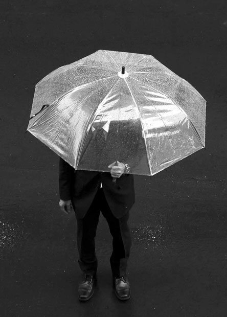 急な雨にビジネスマンはどう対応すればいいのか