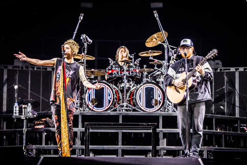エド・シーラン、ONE OK ROCKの横アリ公演にサプライズ登場「コンニチハ、エドちゃんデス」