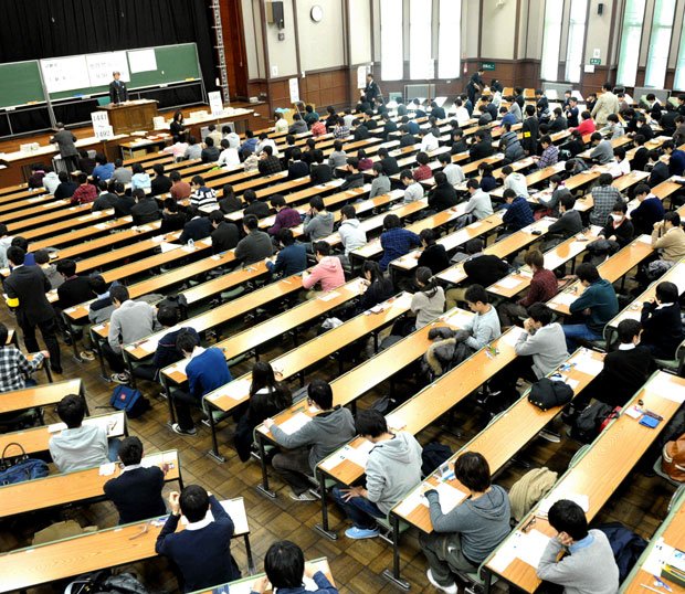 今年１月に東京大学で行われた大学入試センター試験の様子。５年後にはこれに代わる新たな制度が導入されるというが……　（c）朝日新聞社　＠＠写禁