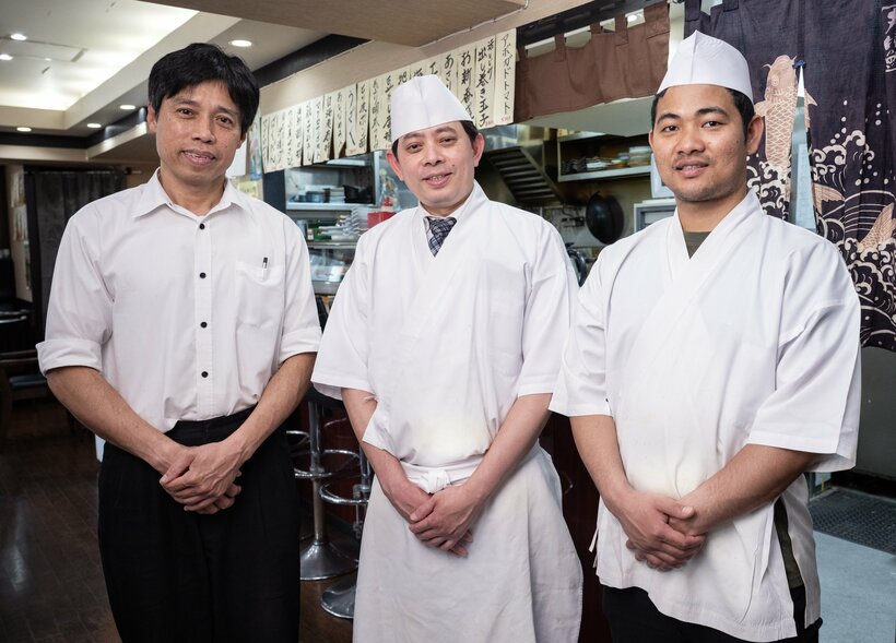 開店当初はマウン・ラ・シュイさん（左）が板長を務め、今はニイ・ニイ・サンさん（中央）が板場をリードする（撮影／横関一浩）