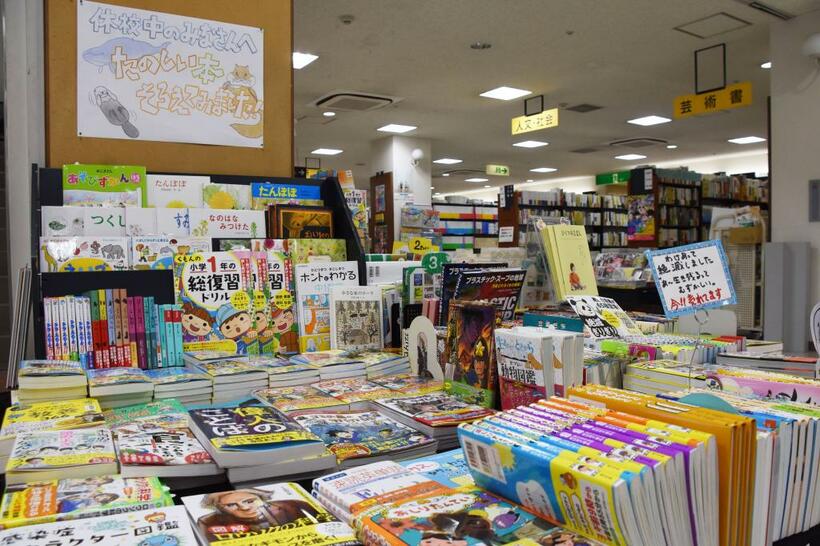 休校期間中、自主学習に役立つ小中学生用のドリルを買い求める人が多く、書店には売り場ができた　（ｃ）朝日新聞社