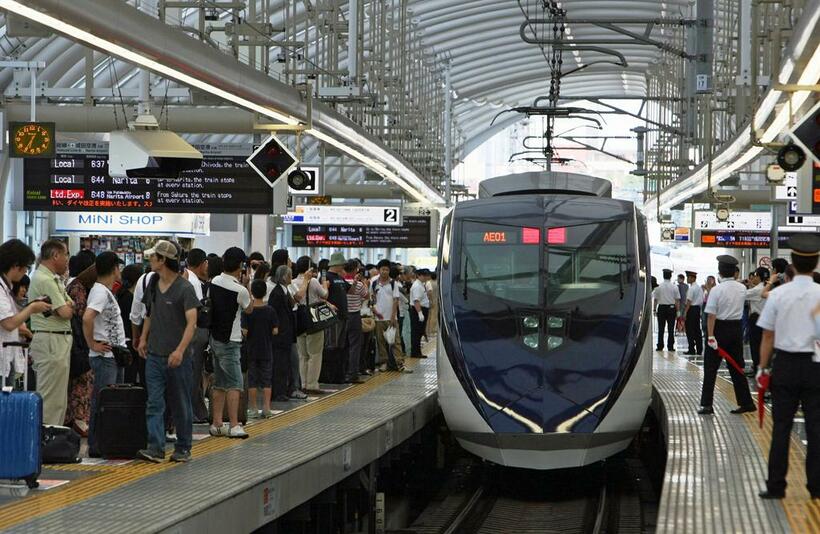 現在京成上野～成田空港間を約45分で走る京成電鉄「スカイライナー」（C）朝日新聞社