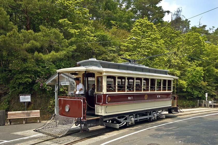 「博物館明治村」で動態保存される京都市電。オープンデッキの運転台、腰羽目を絞り込んだ二段屋根の車体など、明治の面影を伝える貴重な路面電車。（撮影／諸河久：2008年5月18日）