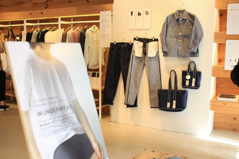 回収した古着を原料にした服が並ぶ東京・恵比寿の店舗。吸水速乾機能などを備えた再生ポリエステル100％のデニムも人気［写真：日本環境設計（6月1日からJEPLAN）提供］