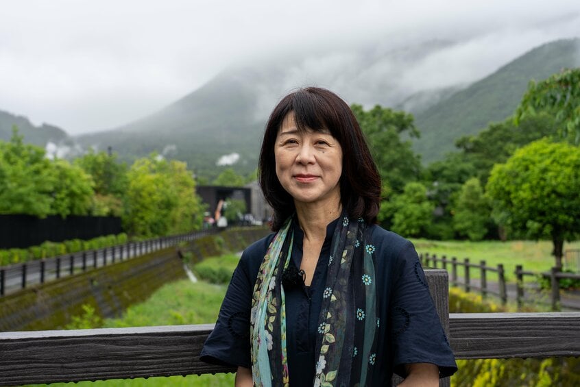 由布院の「まち」を、夕方に歩くのが好き。宿だけにいると、「まち」の空気が分からなくなる。 会う人たちとの会話でそれを確かめている (写真/山中蔵人)