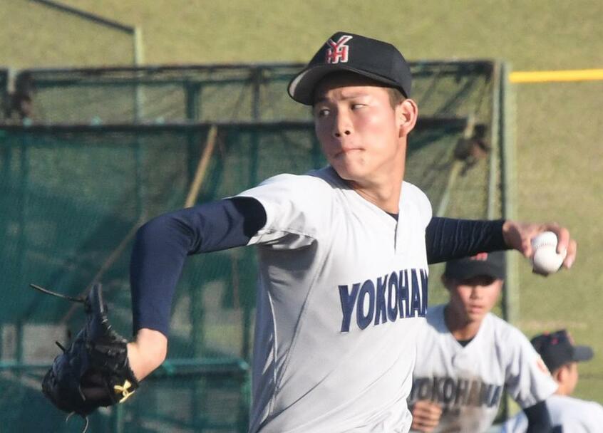 横浜高校の及川雅貴 (c)朝日新聞社