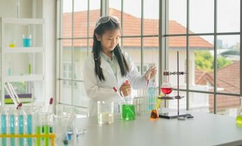 1日でできる!小学生の夏休みの自由研究 実験(1)カラフルチョコでアート 実験(2)食べられる宝石を作ろう