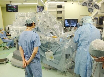 米国では前立腺がんに対する手術に関して２００８年末に８０％以上でダヴィンチが使われているという。世界の納入実績は、１２年末の段階で米国で約１８００台、ヨーロッパで約４００台、アジアで１９０台　（c）朝日新聞社　＠＠写禁