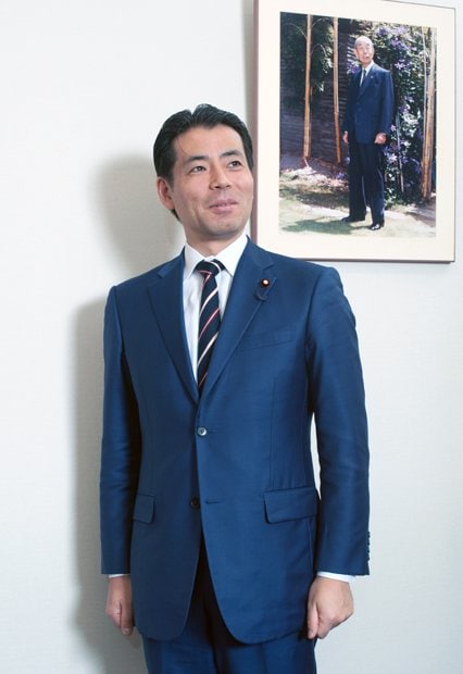 福田達夫氏の議員会館の部屋には祖父、福田赳夫元首相のポートレートが飾ってあった。祖父と同じポーズで（撮影／横関一浩）