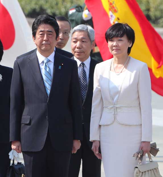 ４月５日、来日したスペイン国王夫妻を迎える安倍首相夫妻　（ｃ）朝日新聞社